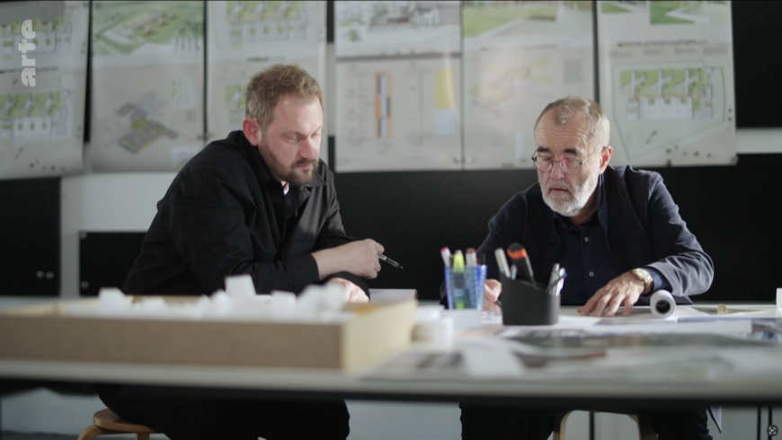 Architektur Hohensinn sitzt am Tisch.